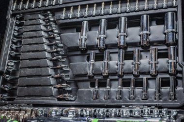 Çantanın içindeki yerlerine yerleştirilmiş araçlar