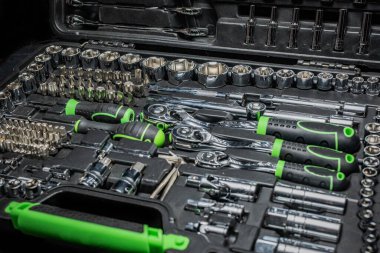 Çantanın içindeki yerlerine yerleştirilmiş araçlar