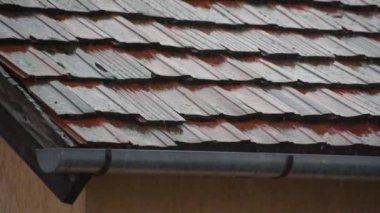 Kiremit çatıda sağanak yağmur