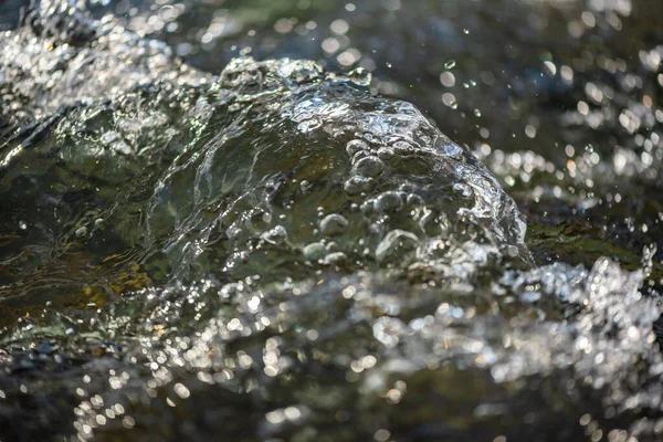 Чистая Чистая Вода Горной Реке — стоковое фото