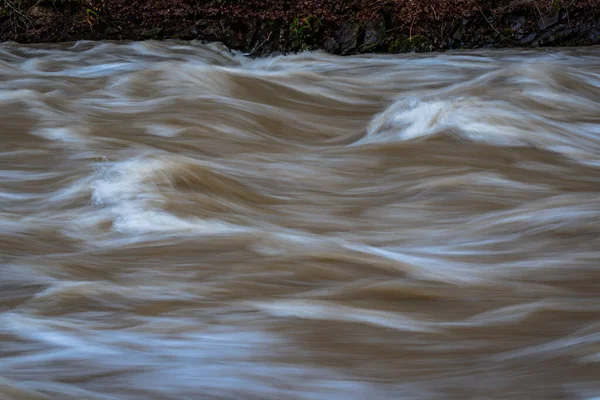 山の川の美しい波 — ストック写真