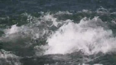 Eriyen kar ve buzdan akan temiz suyla dağ nehri