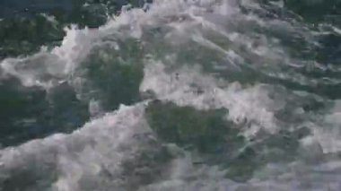 Eriyen kar ve buzdan akan temiz suyla dağ nehri