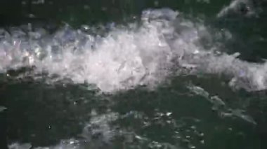 Eriyen kar ve buzdan akan temiz suyla dağ nehri
