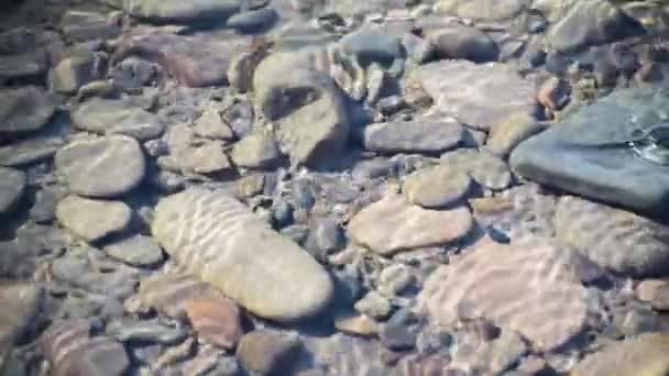 Texture Shadows Stones Clear Water Mountain River — Vídeo de stock