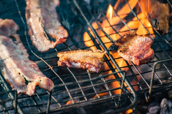 Cozinhar Bacon Sobre Fogo Uma Floresta Montanha — Fotografia de Stock