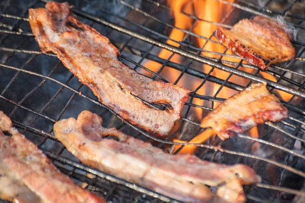 Cozinhar Bacon Sobre Fogo Uma Floresta Montanha — Fotografia de Stock
