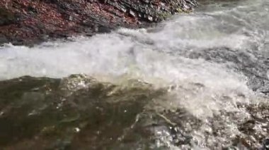 Bahar Dağı ormanında fırtınalı şelale