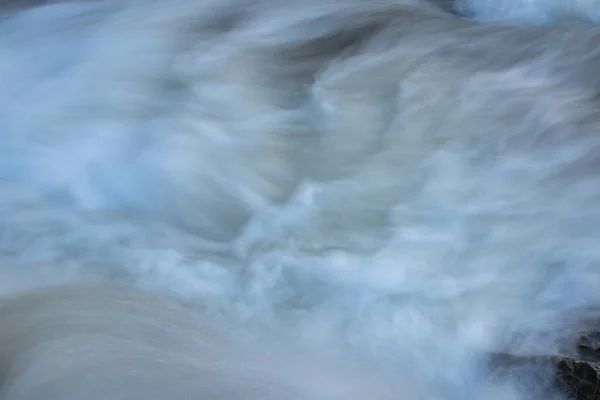 融雪と氷から澄んだ水と山の川 — ストック写真