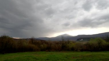 Yağmur sırasında dağlık arazide bahar manzarası