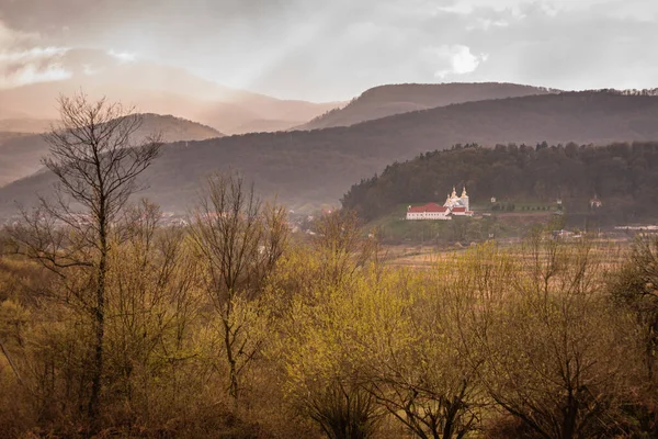Peisaj Primăvară Zonele Muntoase Timpul Ploii Mănăstirea — Fotografie, imagine de stoc