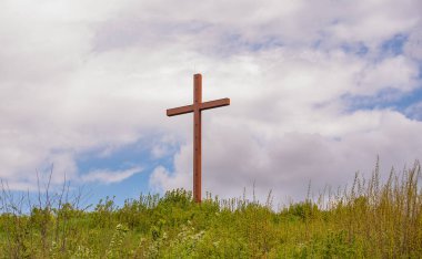 Bir dağ köyünde haçı olan manzara.