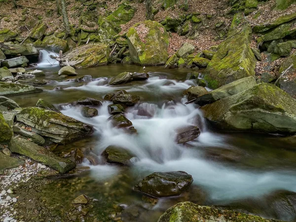 Каскадный Водопад Горном Весеннем Лесу — стоковое фото