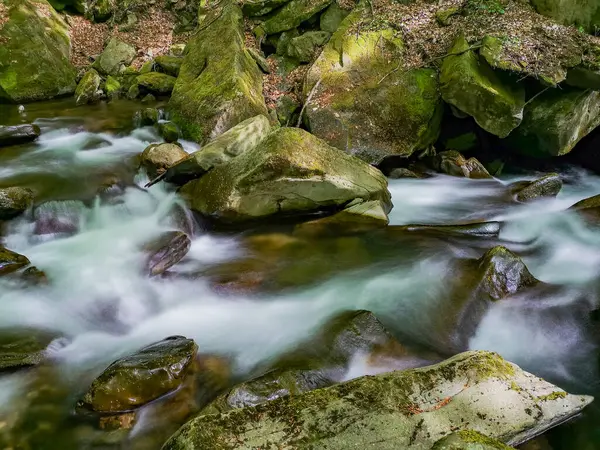 Kaskádový Vodopád Horském Jarním Lese — Stock fotografie