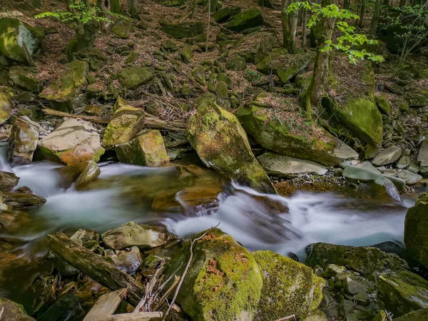 Каскадный Водопад Горном Весеннем Лесу — стоковое фото