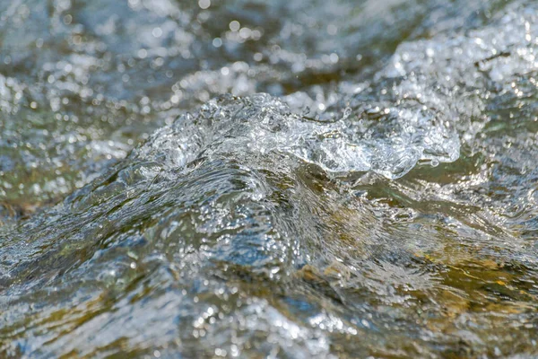 清澈的山川泉水 — 图库照片