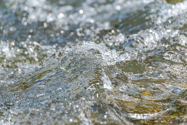 Чистая Родниковая Вода Горной Реки — стоковое фото