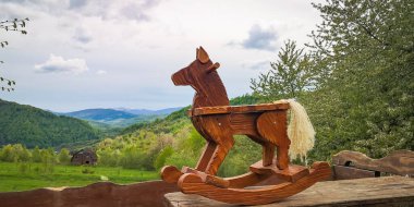 Bir oyuncakla dağlarda bir bahar akşamının manzarası