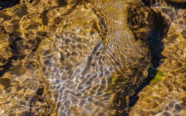 Gün batımında çeşitli dalga desenli dağ nehri