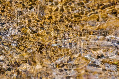 Gün batımında çeşitli dalga desenli dağ nehri