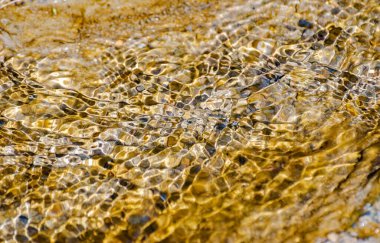 Gün batımında çeşitli dalga desenli dağ nehri