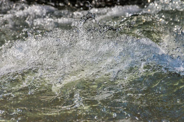 Bir Dağ Nehrinin Temiz Kaynak Suyu — Stok fotoğraf