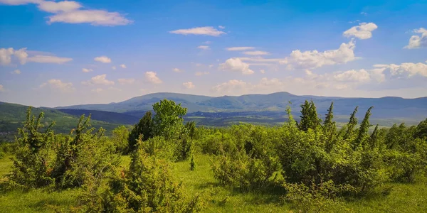 春天喀尔巴阡山脉的乡村高地景观 — 图库照片