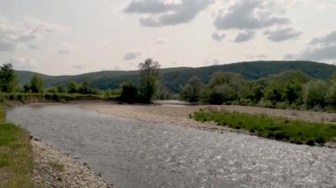 Karpat Dağları 'nda akan nehir.