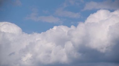 Gökyüzünde oluşan gök gürültülü bulutların hızlanması