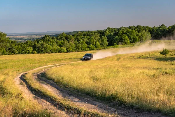 Suv Travels Countryside Highlands — Stock Photo, Image