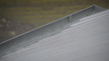 Çelik çatıda sağanak yağış var.