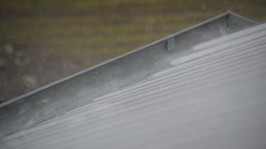 Çelik çatıda sağanak yağış var.