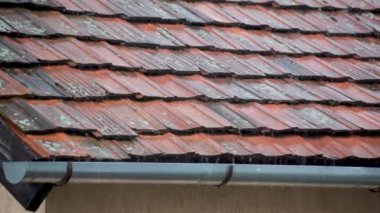 Çelik çatıda sağanak yağış var.