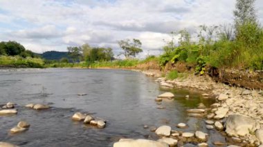 Yaz güneşli bir günde dağlık nehir manzarasının zamanlaması