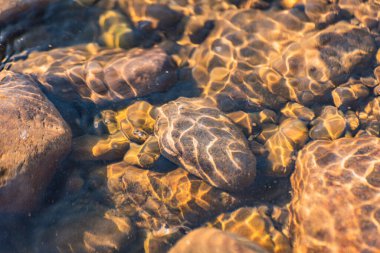 Bir dağ nehrinin dibinin güzel dokusu