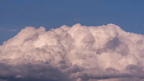 Awan Badai Besar Putih Langit Biru — Stok Foto