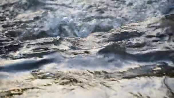 Powierzchnia Górskiej Rzeki Zachodzie Słońca — Wideo stockowe