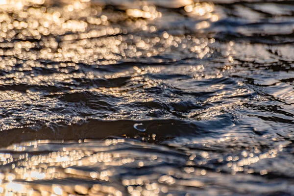Die Oberfläche Eines Gebirgsflusses Bei Sonnenuntergang — Stockfoto
