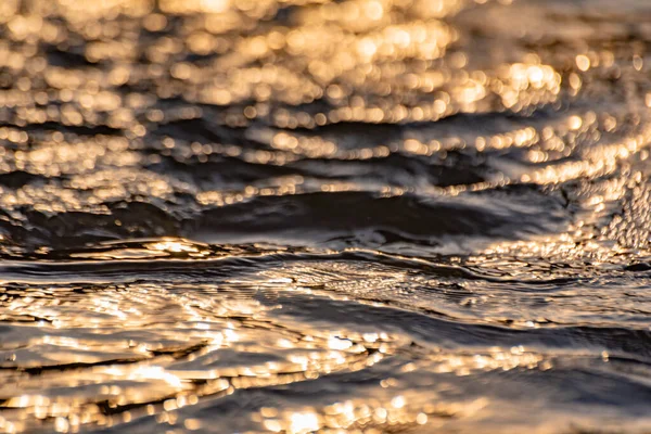 夕暮れ時の山河の水面 — ストック写真