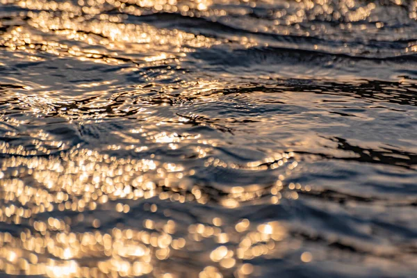 Povrch Horské Řeky Při Západu Slunce — Stock fotografie