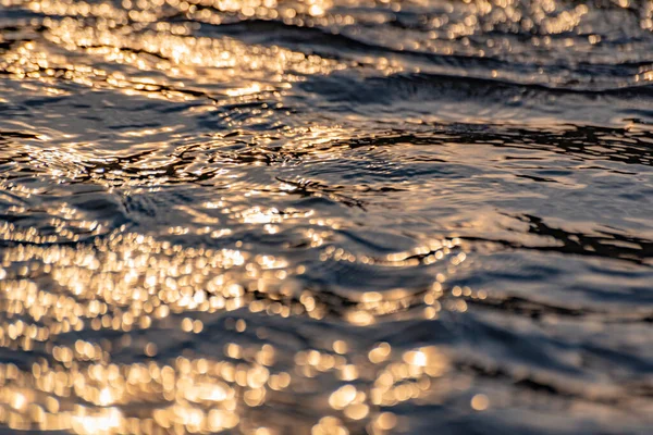 夕暮れ時の山河の水面 — ストック写真