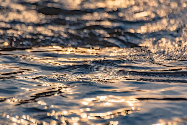 Επιφάνεια Ενός Ορεινού Ποταμού Ηλιοβασίλεμα — Φωτογραφία Αρχείου