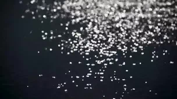 Mondpfad Auf Der Oberfläche Eines Gebirgsflusses — Stockvideo