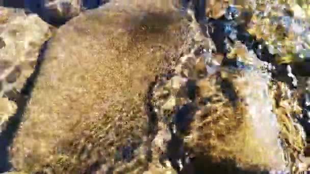 Güneş Çakıl Taşlarından Dolayı Bir Dağ Nehrinin Suyunun Dokusu — Stok video