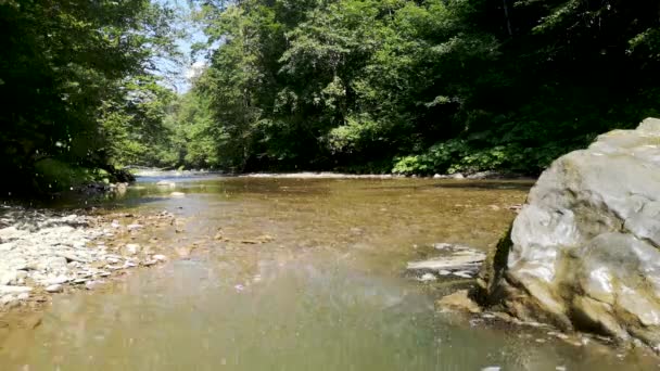 山の川の夏の風景とスプラッシュ — ストック動画