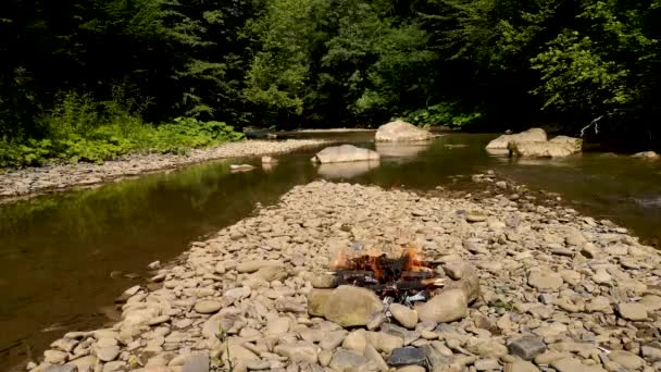 Bonfire Bank Mountain River — Vídeos de Stock