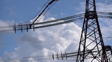 Fırtına bulutlarının arka planına karşı yüksek voltajlı elektrik hatlarının hızlandırılması