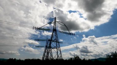 Fırtına bulutlarının arka planına karşı yüksek voltajlı elektrik hatlarının hızlandırılması