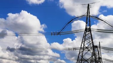 Fırtına bulutlarının arka planına karşı yüksek voltajlı elektrik hatlarının hızlandırılması