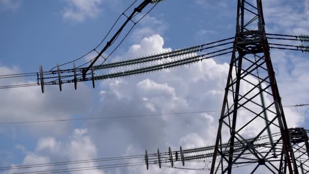 Líneas Eléctricas Alto Voltaje Contra Fondo Nubes Tormenta — Vídeos de Stock